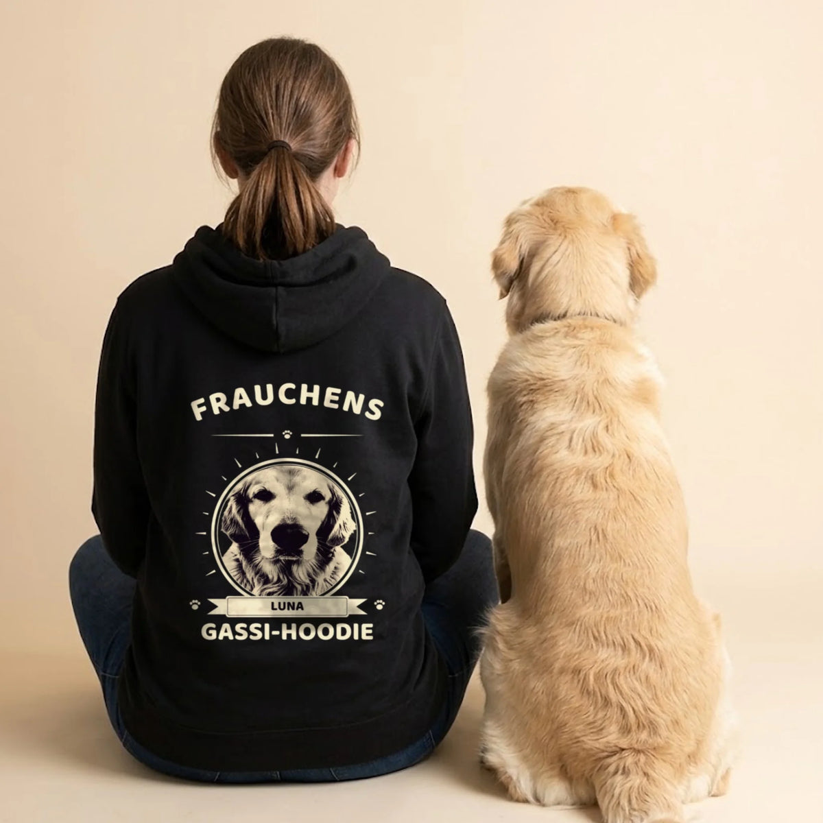 Frauchens Gassi-Hoodie – Frau und Golden Retriever von hinten, Hundeporträt im Wappen mit Name auf dem Rücken | Lil Snouts