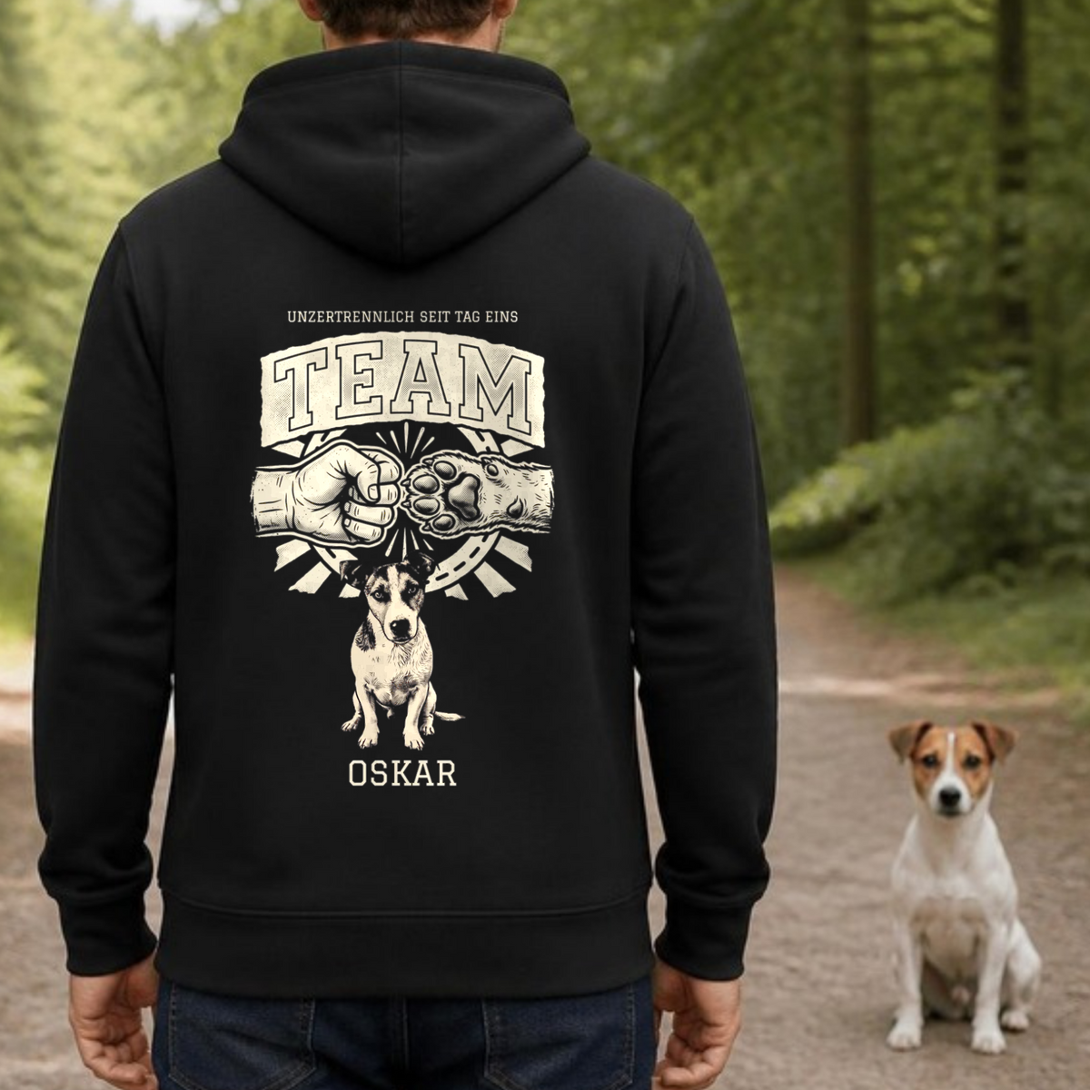 Getragenes Mockup Team Hoodie Rueckseite mit Jack Russell