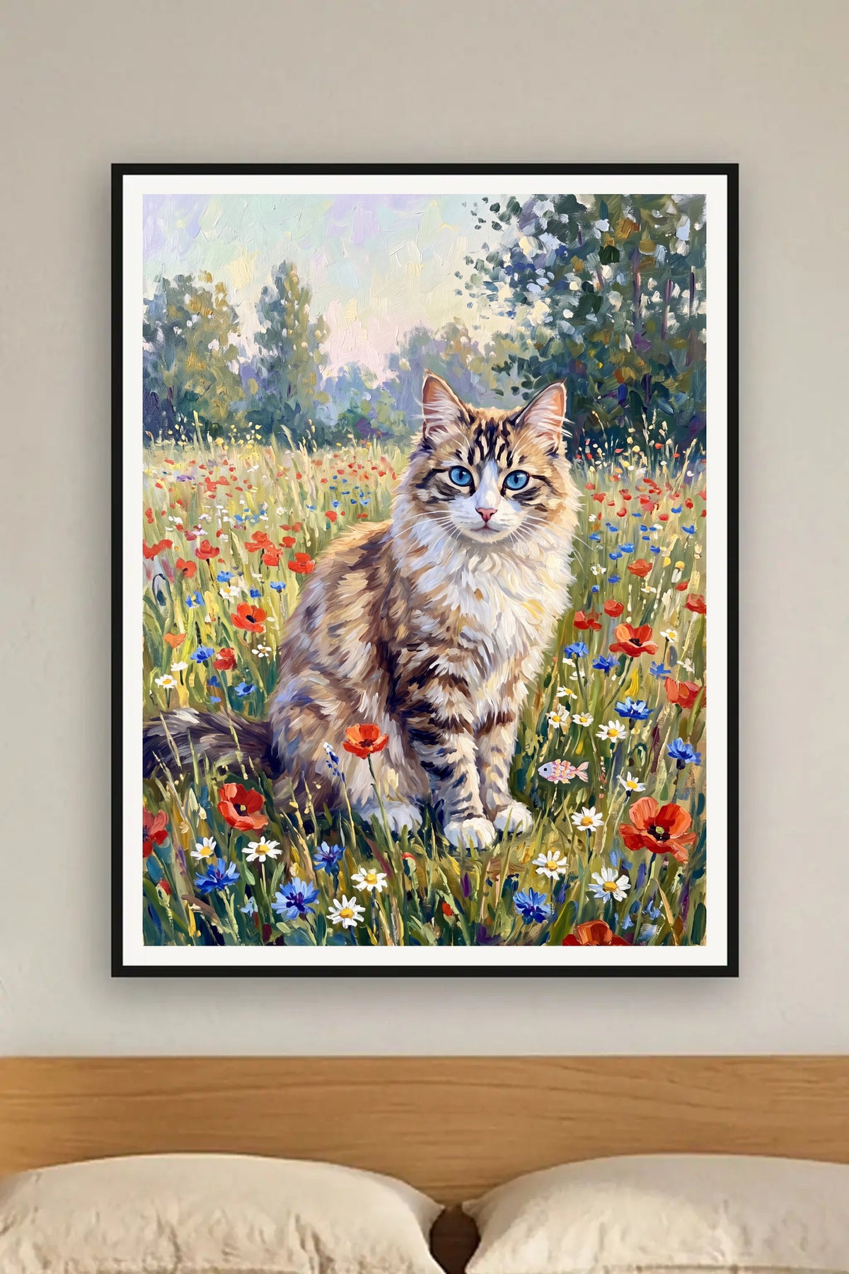 Poster im Wohnzimmer: Deine Katze in der Sommerwiese – personalisiertes Katzenportrait
