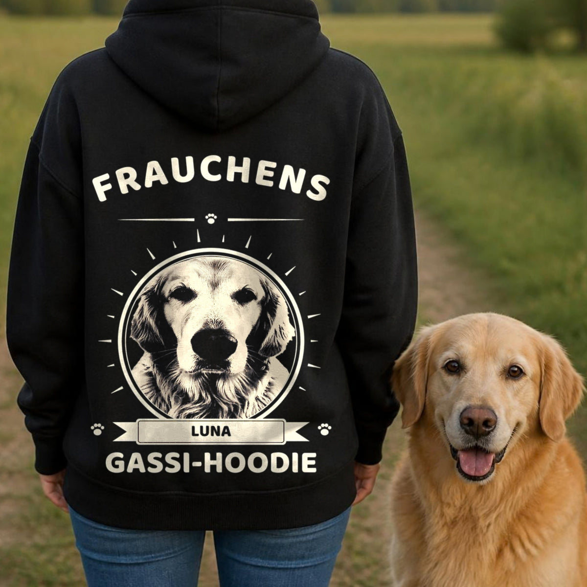 Getragen: Gassi-Hoodie Rueckendruck, Frau von hinten mit Golden Retriever