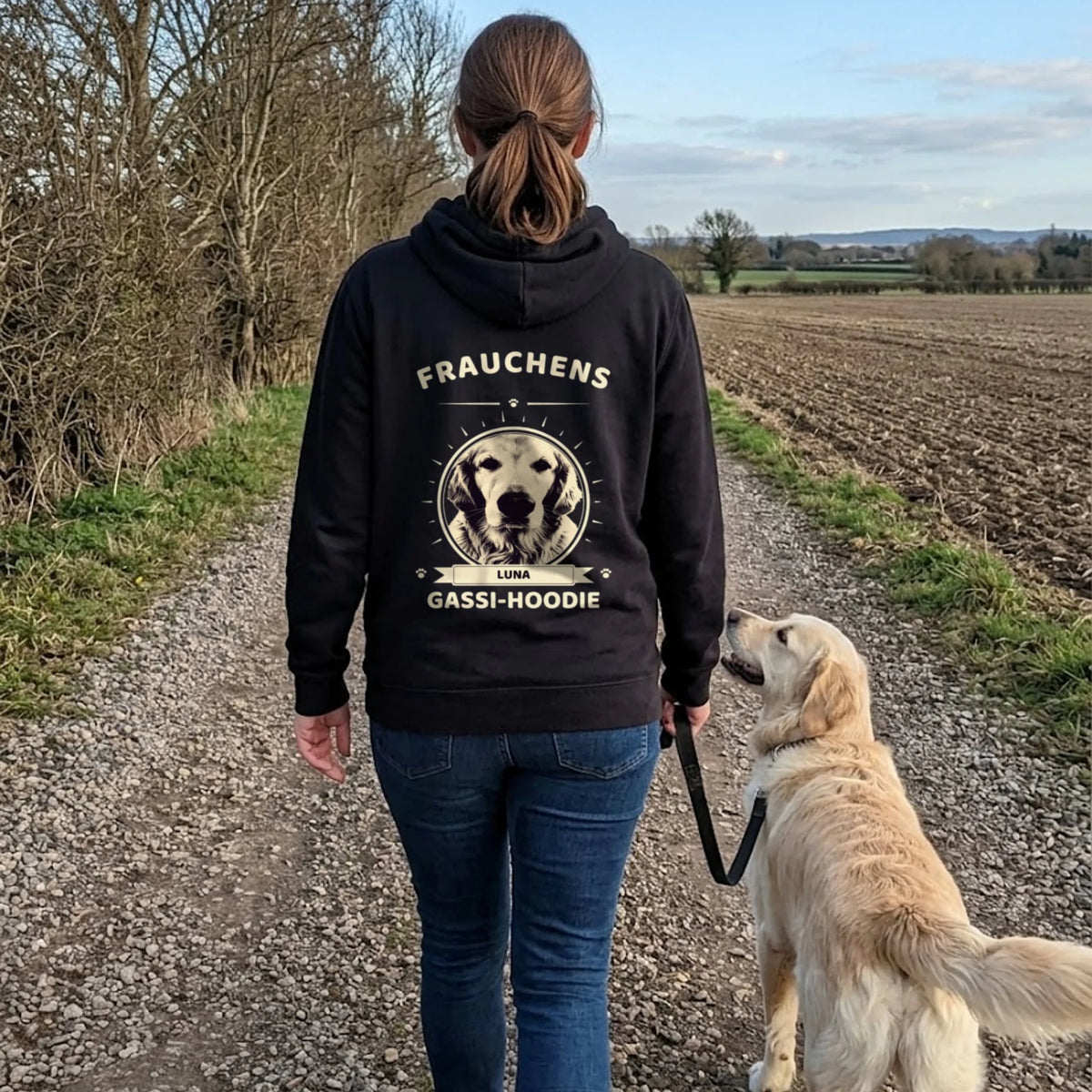 Frauchens Gassi-Hoodie beim Spaziergang mit Golden Retriever – personalisierter Hunde-Hoodie mit Foto und Name | Lil Snouts