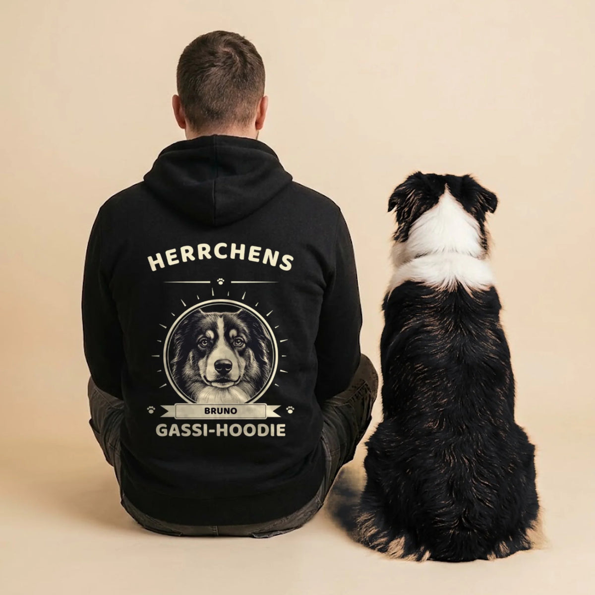 Herrchens Gassi-Hoodie – Mann und Australian Shepherd von hinten, Hundeporträt im Wappen mit Name | Lil Snouts