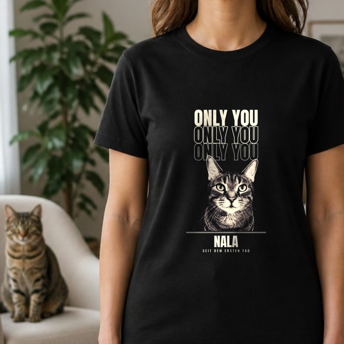 Getragenes Mockup Only You T-Shirt mit Tabby-Katze