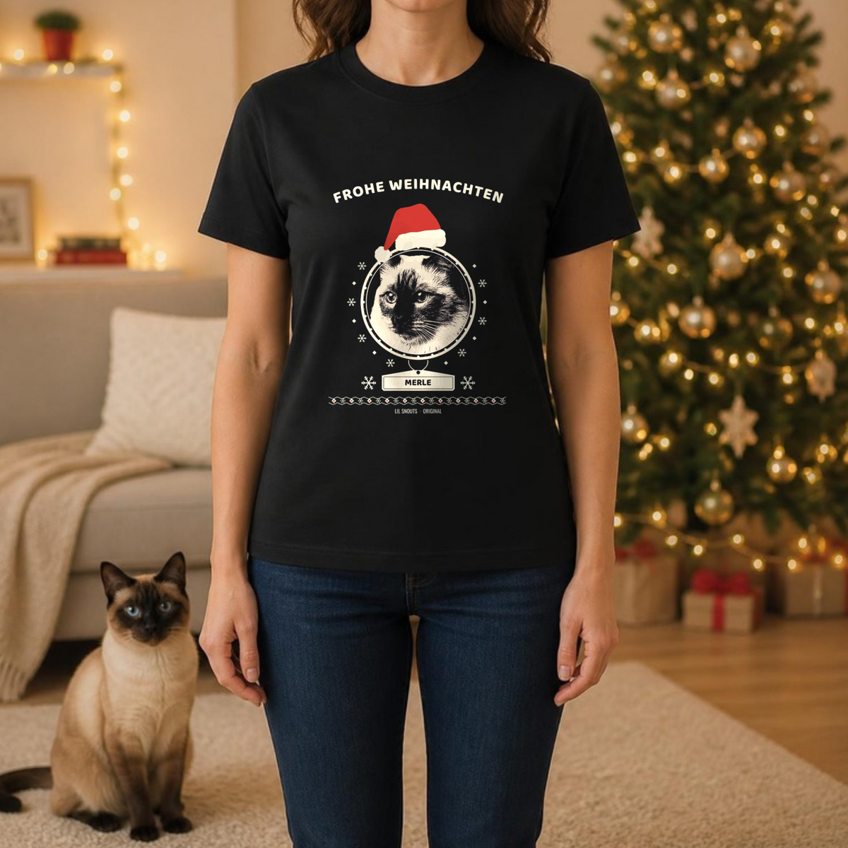 Getragenes Mockup Weihnachts-Medaillon T-Shirt mit Siam-Katze