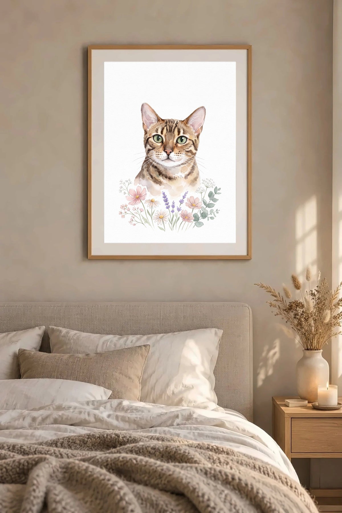Poster im Schlafzimmer: Deine Katze als Aquarell mit Blütenzweig – personalisiertes Katzenportrait