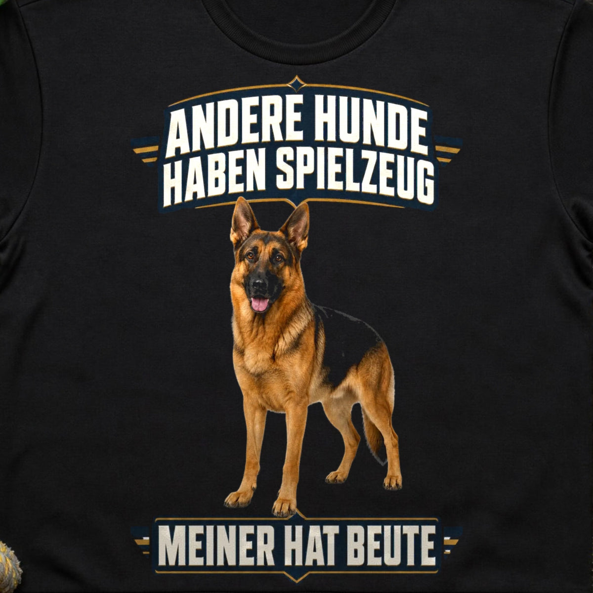 Schwarzes T-Shirt Meiner hat Beute Schaeferhund Nahaufnahme Flatlay
