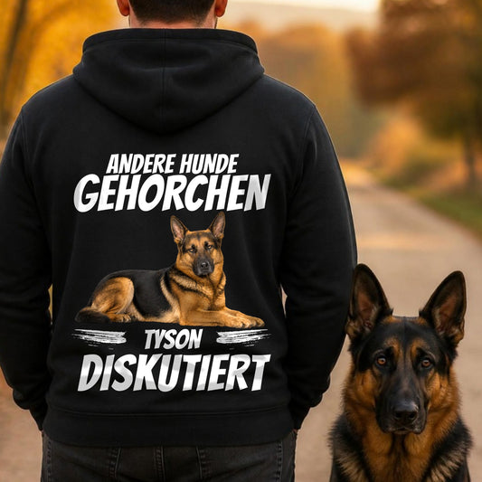 Mann von hinten im schwarzen Hoodie Andere Hunde gehorchen mit Schaeferhund
