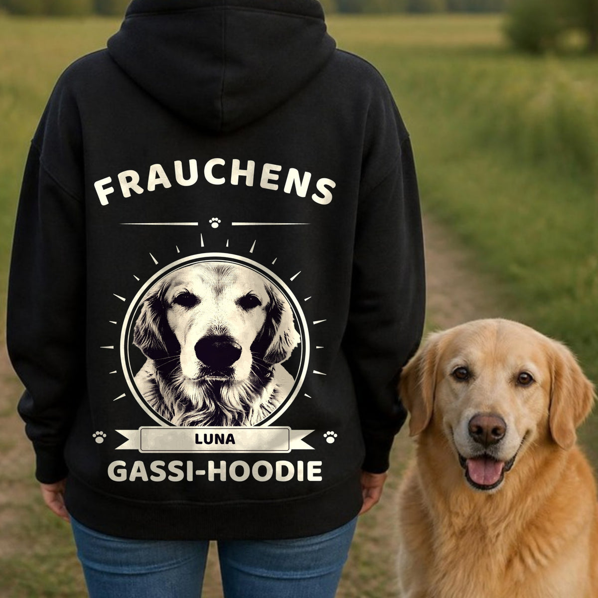Getragen: Gassi-Hoodie Rueckendruck, Frau von hinten mit Golden Retriever