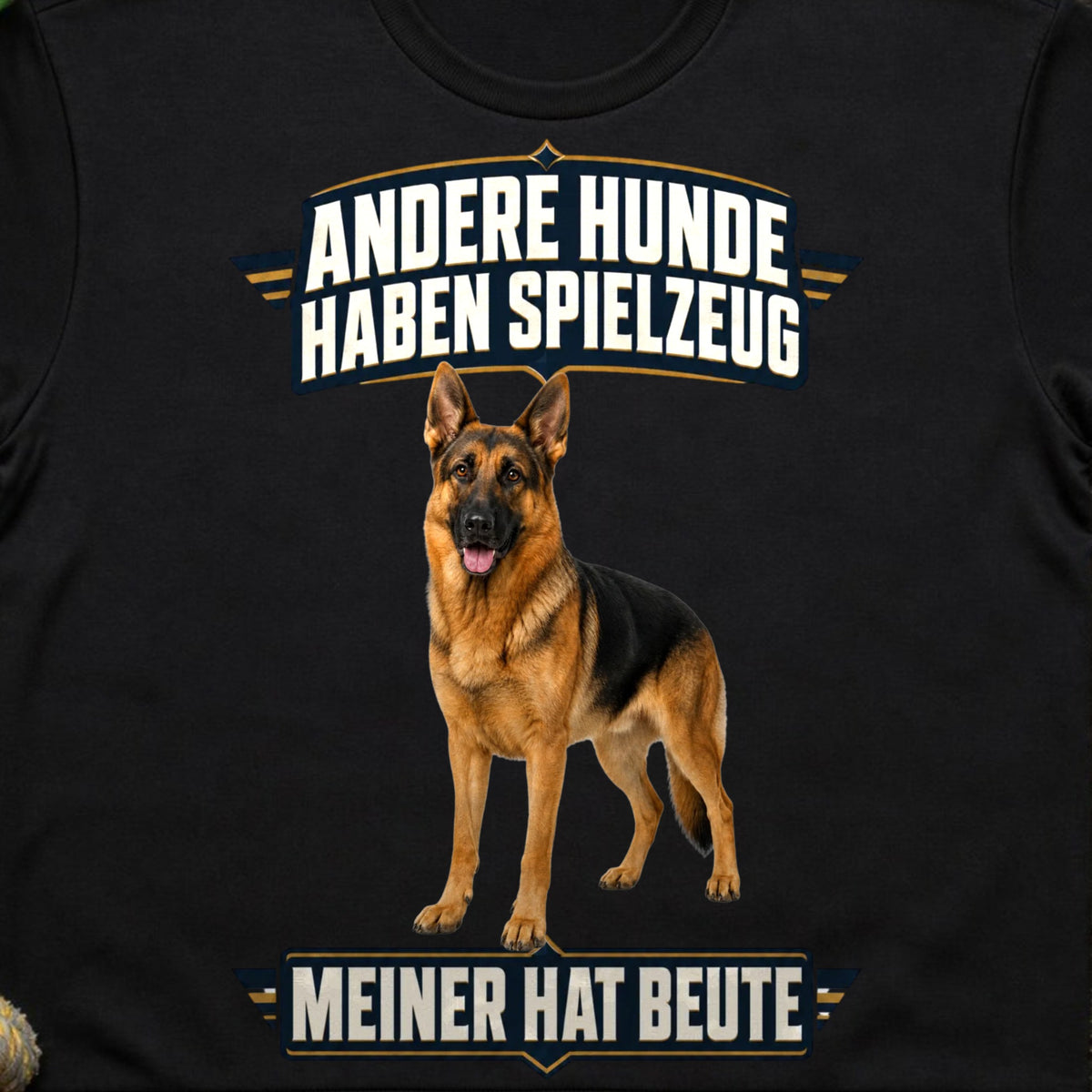 Schwarzes T-Shirt Meiner hat Beute Schaeferhund Nahaufnahme Flatlay