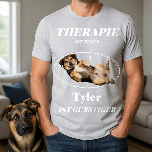 Mann traegt graues T-Shirt Therapie ist teuer mit Schaeferhund-Mischling im Wohnzimmer