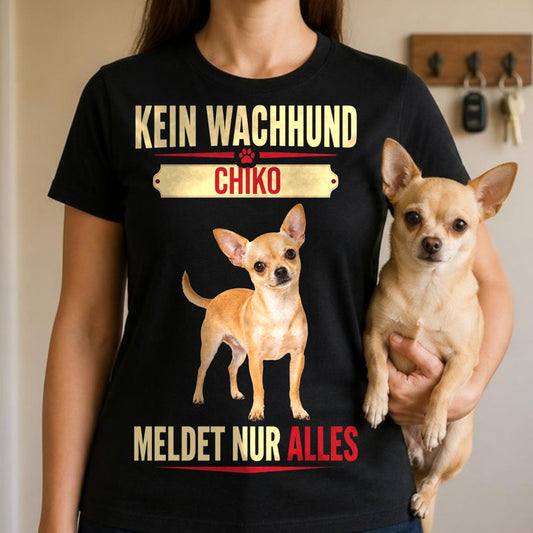 Frau traegt schwarzes T-Shirt Kein Wachhund mit Chihuahua